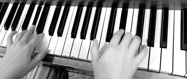 Staré Retro Piano Ebenu Slonoviny Klíče Černá Bílá Přehrávání Hudby — Stock fotografie