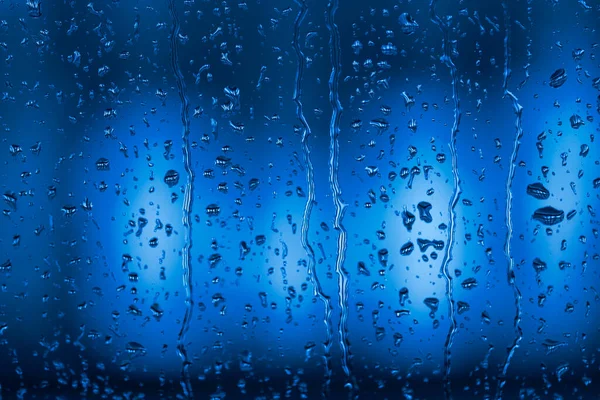 雨中的水滴细节从窗户流下雨天 — 图库照片