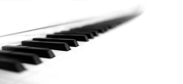 高音黒檀と象牙のクローズアップパノラマと古い楽器上の明るい白いピアノキー — ストック写真