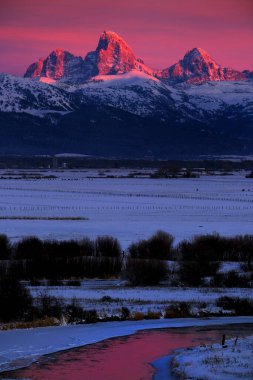 Tetons Tetons Dağları Kışın karla, ağaçlarla ve nehirdeki ışığın yansımasıyla