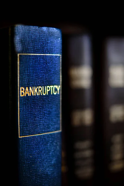 学習のための図書室の棚の破産に関する法律書 — ストック写真