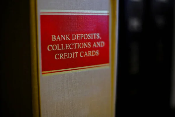 Νομικό Βιβλίο Για Χρέη Τραπεζικές Και Πιστωτικές Κάρτες Για Την — Φωτογραφία Αρχείου