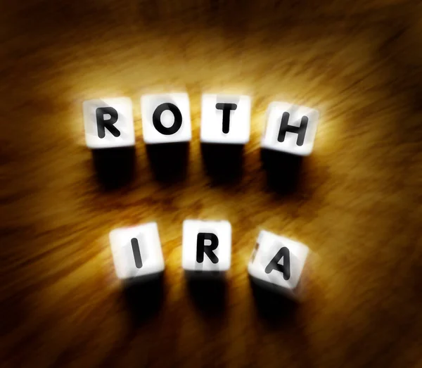 Roth Ira Stavas Med Tärningar För Pensionsplanering Och Sparande Investeringar — Stockfoto