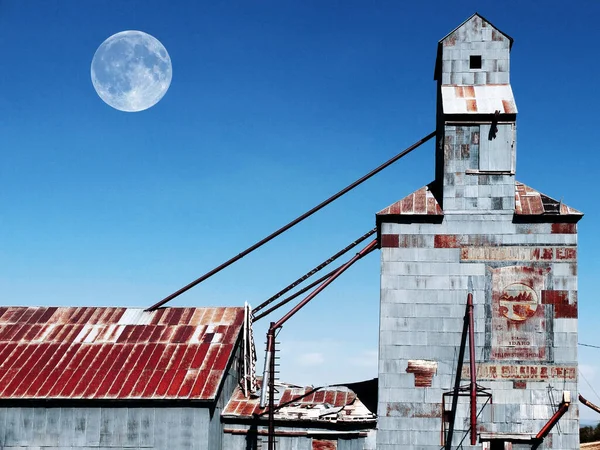 Old Abandoned Granary Painted Signs Blue Sky Full Moon — Stock Photo, Image
