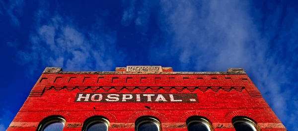 Stary Murowany Szpital Budynek Vintage Opieki Zdrowotnej Placówki Medycznej Niebieskim — Zdjęcie stockowe