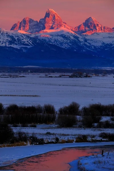 Tetons Tetons Mountain Range Zimie Śniegiem Drzewami Odbiciem Światła Rzece — Zdjęcie stockowe