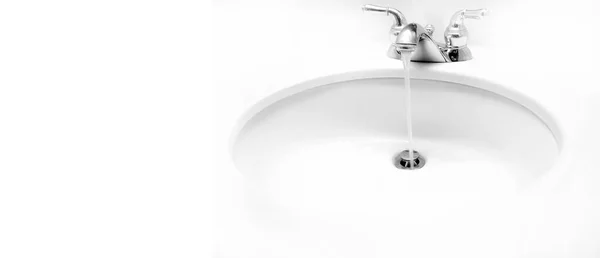Water Coming Out Spout Bathroom Sink Going Drain White Porcelain — Stock Photo, Image