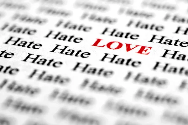 Крупный План Черно Белых Слов Красным Словом Любовь Ненависть Подчеркнуть — стоковое фото