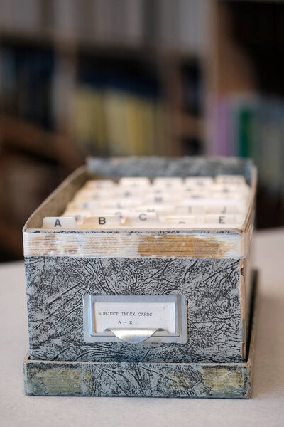 Индексированные и организованные по алфавиту визитные карточки для связи и контактов или для продаж клиентам