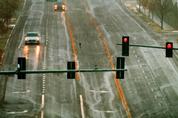 Trafik Işıklarıyla Yollarda Sokaklarda Kış Sürüşü — Stok fotoğraf