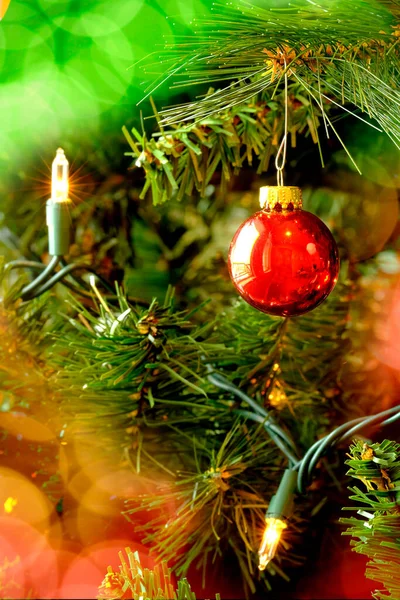クリスマスの装飾と輝く暖かいライト赤と緑のお祝い — ストック写真