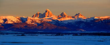 Tetons Tetons Dağları Kışın karla, ağaçlarla ve nehirdeki ışığın yansımasıyla