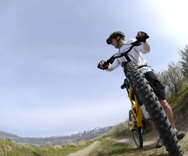 Man Mountainbike Upp Stig Bergen Med Himlen — Stockfoto