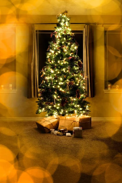 Oturma Odasında Noel Ağacı Gece Pencerelerinde Sarılı Hediyelerle Altın Işıklar — Stok fotoğraf