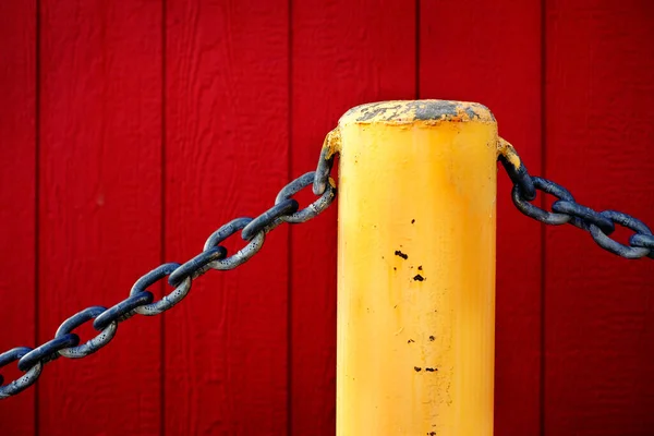 Ciężki Łańcuch Żółty Słup Dla Bezpieczeństwa Ochrony Czerwoną Ścianą Tle — Zdjęcie stockowe