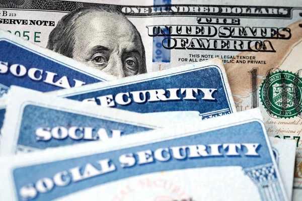 Verschillende Sociale Zekerheid Kaarten Een United States Honderd Dollar Wetsvoorstel — Stockfoto