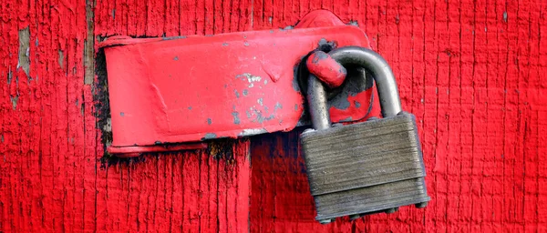 Деталь Старой Петли Красной Двери Синей Стене — стоковое фото