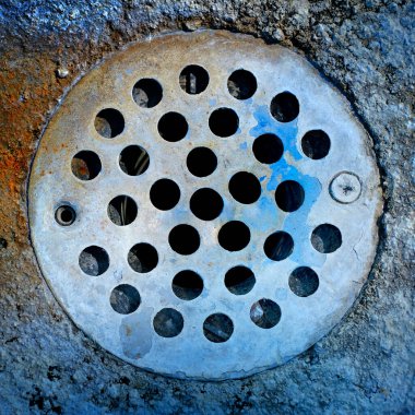 Yuvarlak metal lavaboda doku lekeleriyle birlikte.