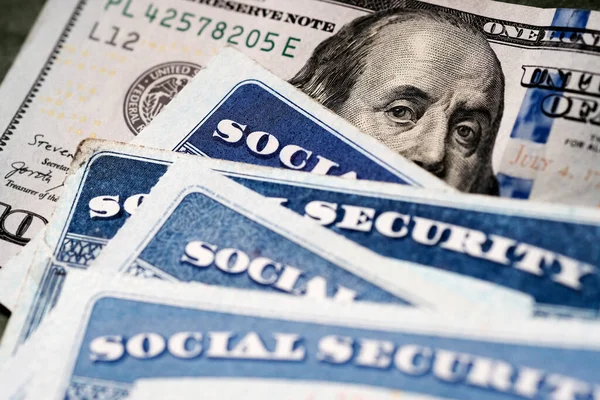 Varias Tarjetas Seguro Social Billete Cien Dólares Los Estados Unidos — Foto de Stock
