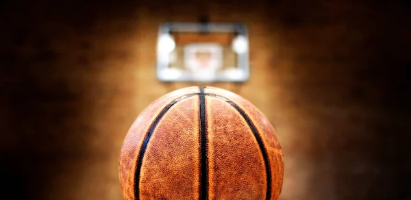 ボールフープ付きバスケットボールコートは 競争ゲームのための堅木の床とライトをリム — ストック写真