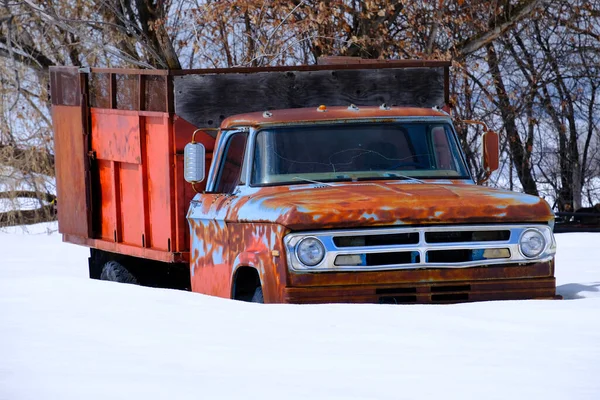 冬季暴风雪过后 旧的工作卡车埋在厚厚的积雪中 图库图片