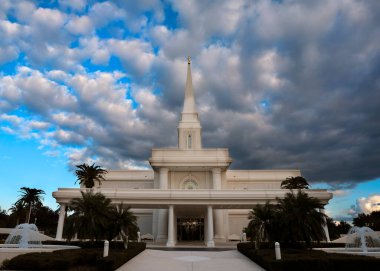 Florida Mormon LDS Tapınağı binası Mavi gökyüzü ve bulutlu