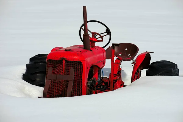 Alter Traktor Nach Wintersturm Tiefschnee Verschüttet — Stockfoto
