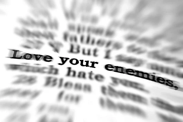 Detailaufnahme Der Schrift Des Neuen Testaments Zitat Love Your Enemies — Stockfoto