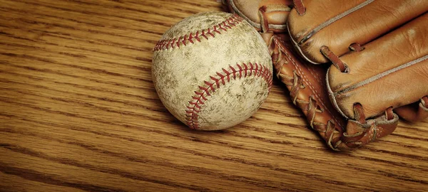 棒球和手套 用于在美国过去的旧木上玩游戏 — 图库照片