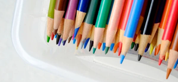 Жестяной Ящик Цветными Карандашами Представляющий Творческие Произведения Искусства Творчество Художественное — стоковое фото
