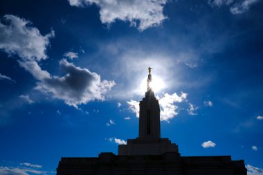 Melek Moroni Mormon LDS 'nin tepesinde İsa Mesih Tapınağı Kilisesi gökyüzü ve bulutlarla