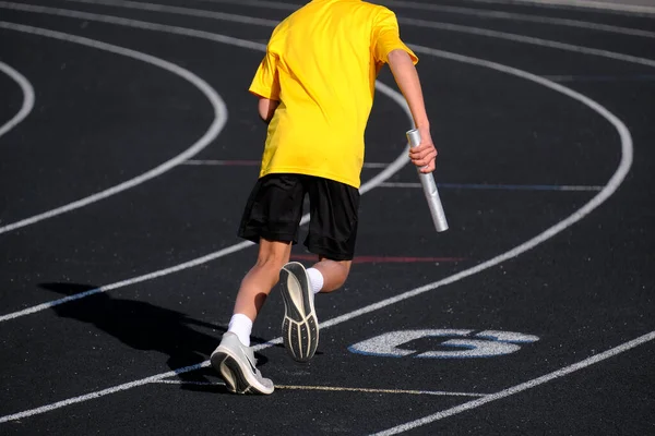 Corredor Pista Con Camisa Amarilla Sosteniendo Bastón Listo Para Correr — Foto de Stock