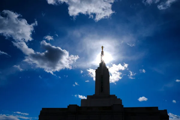 天使莫罗尼与天空和云彩在耶稣基督圣殿摩门Lds教堂顶上 — 图库照片