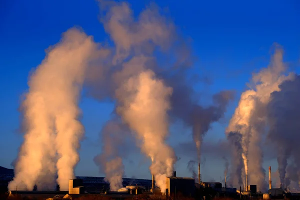 Fabrika Bacaları Gökyüzüne Kirlilik Saçıyor Dumanı Havaya Yükseliyor — Stok fotoğraf