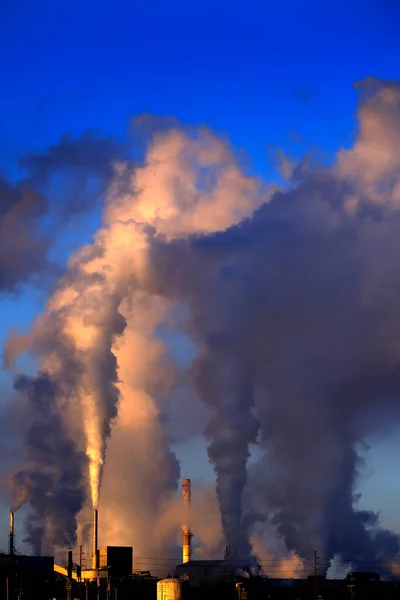 工厂烟囱向天空喷出污染物 空气中的污染物不断上升 — 图库照片