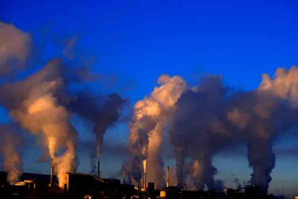 Kominy Fabryczne Wypluwające Zanieczyszczenia Nieba Dym Rosnący Zanieczyszczenia Powietrzu — Zdjęcie stockowe