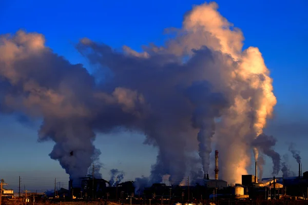 Fabrieksschoorstenen Spuwen Vervuiling Lucht Rook Stijgende Verontreinigende Stoffen Lucht — Stockfoto