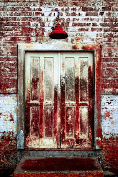 旧门的细部涂满了白漆 剥去了红色的缺口 — 图库照片