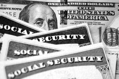 Amerika Birleşik Devletleri 'nde emekli yaşlılara 100 dolarlık sosyal güvenlik kartı.