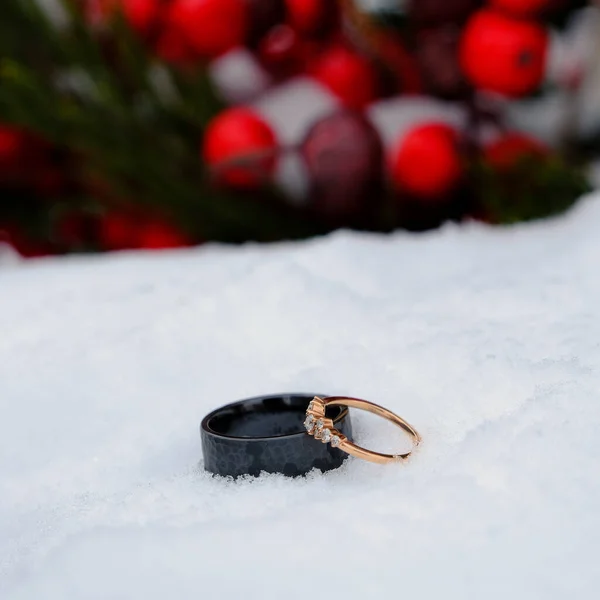 Svatební Prsteny Sněhu Červenými Bobulemi Textury Symbolizující Manželství Vztah Závazek — Stock fotografie