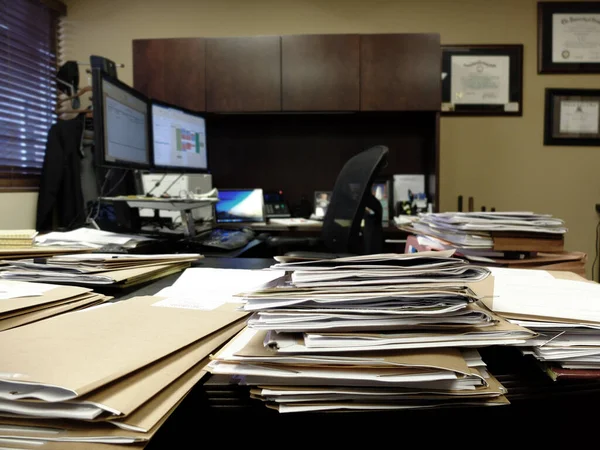 Ügyvéd Vagy Üzletember Rendetlen Irodai Asztal Fájlokat Papírokat Számítógép — Stock Fotó