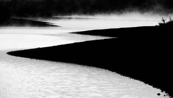 Mlhavé Ráno Jezeře Párou Vycházející Slunečního Světla — Stock fotografie