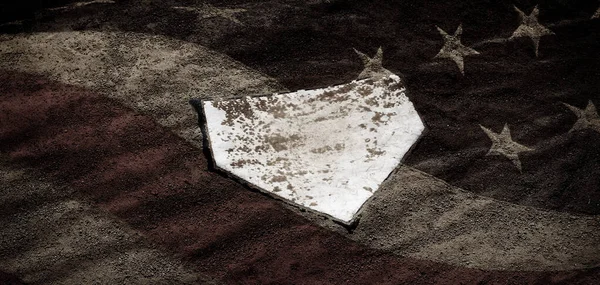 棒球主板本垒板用褐色土做为运动美国人过去的国旗 — 图库照片