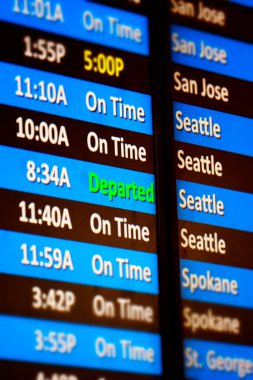Havayolu, Seattle San Jose Spokane 'e gitmek üzere gelen ve ayrılan uçaklarla havaalanında bilgi panosu kuruyor.