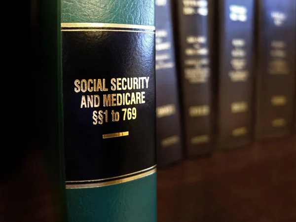 図書館における社会保障 医療問題に関する法律書 — ストック写真