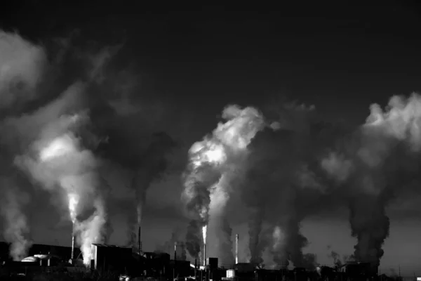 Chimeneas Fábrica Que Arrojan Contaminación Cielo Humo Contaminantes Crecientes Aire —  Fotos de Stock