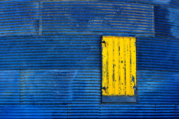Old Weathered Corrugated Metal Building Yellow Door — Stock Photo, Image