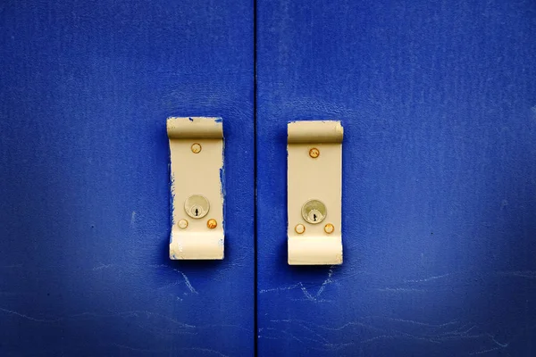 Niebieskie Drzwi Przemysłowe Teksturowane Metalowe Drzwi Uchwytami Otwierania Zamykania — Zdjęcie stockowe