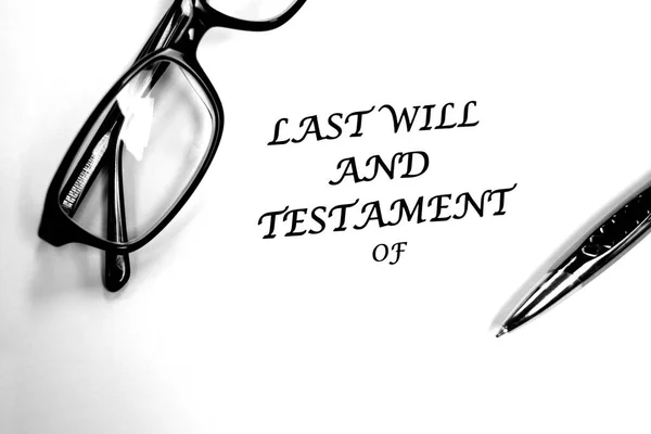 Last Testament Dokument Med Glasögon Och Penna Skrivbord För Signering — Stockfoto
