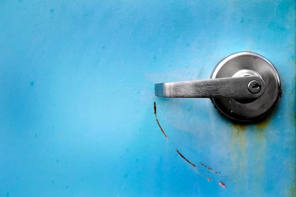 Niebieskie Drzwi Przemysłowe Teksturowane Metalowe Drzwi Uchwytami Otwierania Zamykania — Zdjęcie stockowe